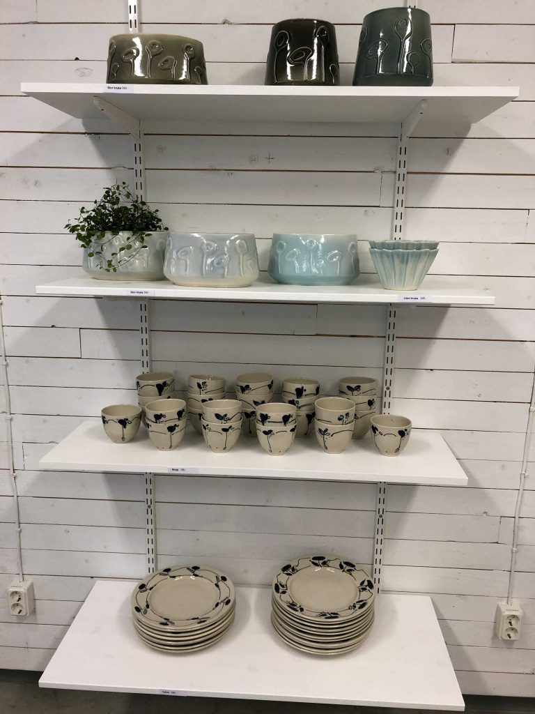 Hyllor med keramik skapad av elever på Formakademin.