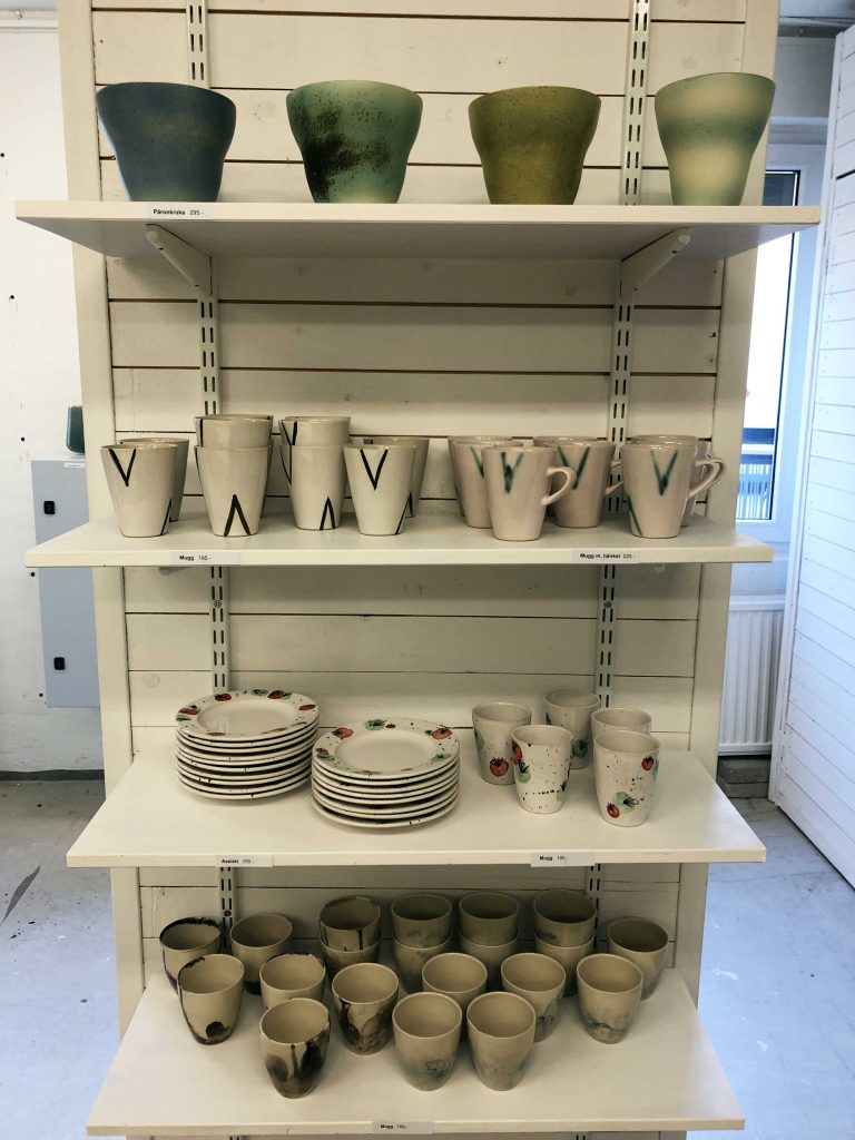 Hyllor med keramik skapad av elever på Formakademin.