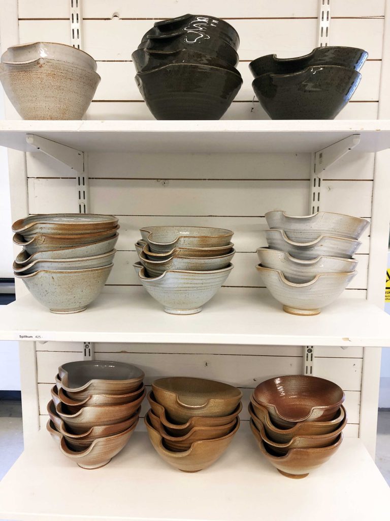 Hyllor med keramik skapad av elever på Formakademin.
