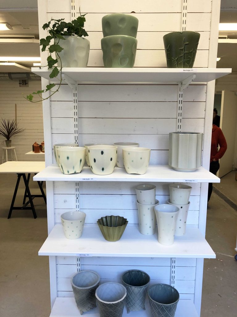 Hyllor med keramik skapad av elever på Formakademin.