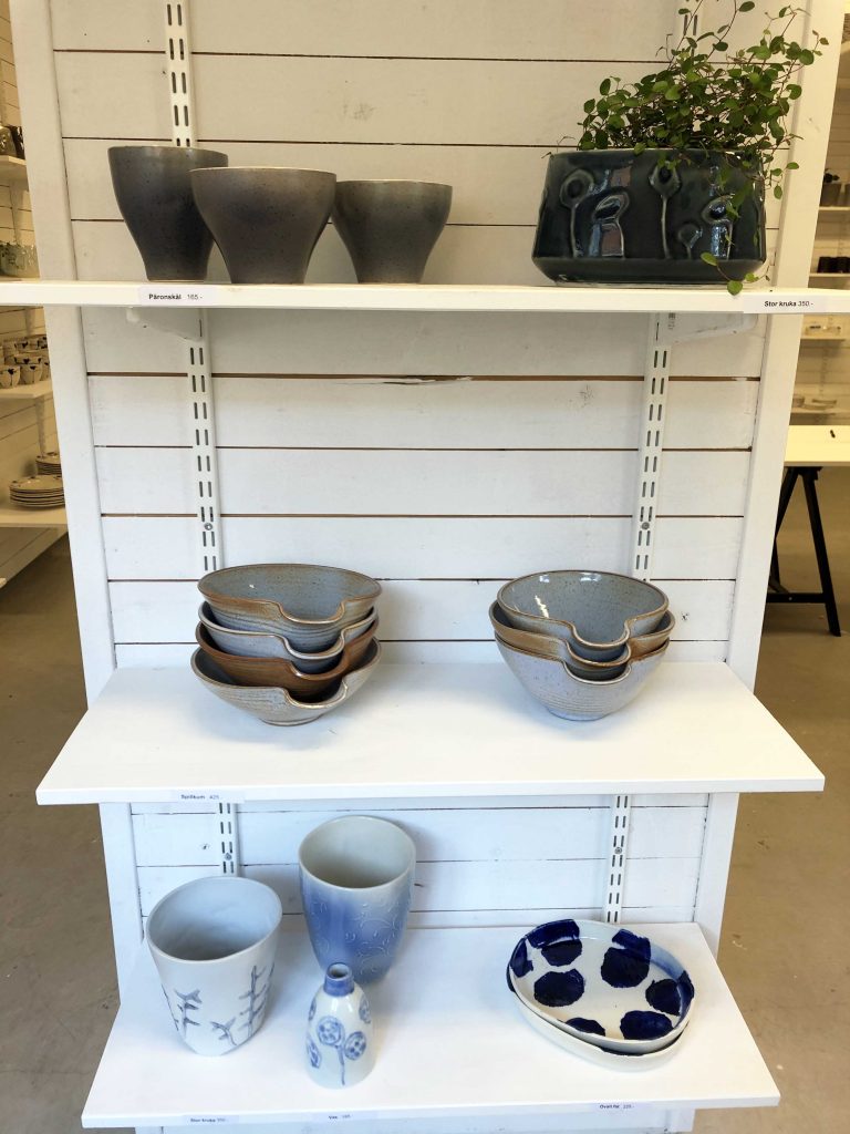 Hyllor med keramik skapad av elever på Formakademin.